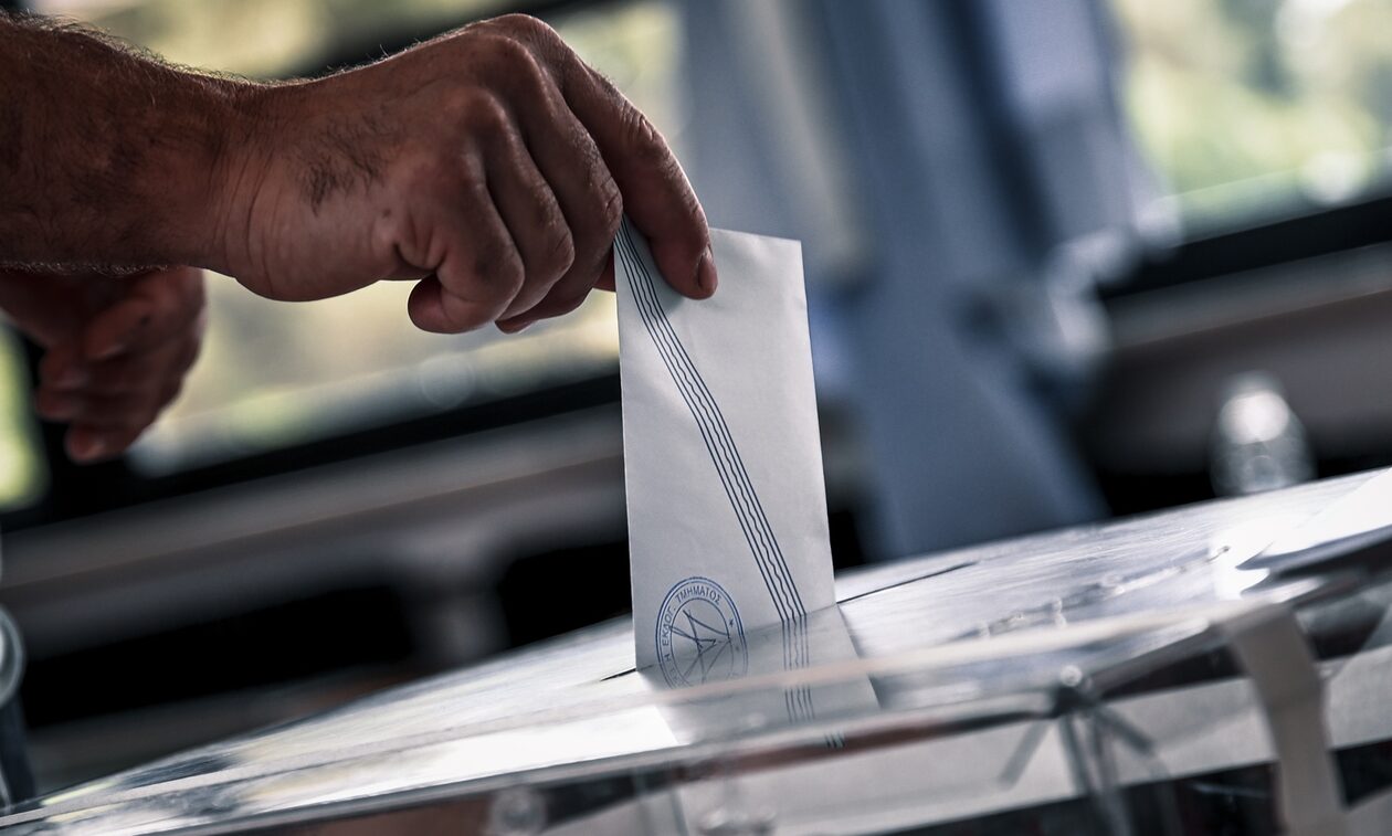 Εκλογές 2023: Κάλπες με ευτράπελα, εντάσεις και τον Κουτσούμπα να ψάχνει το ψηφοδέλτιο του ΚΚΕ