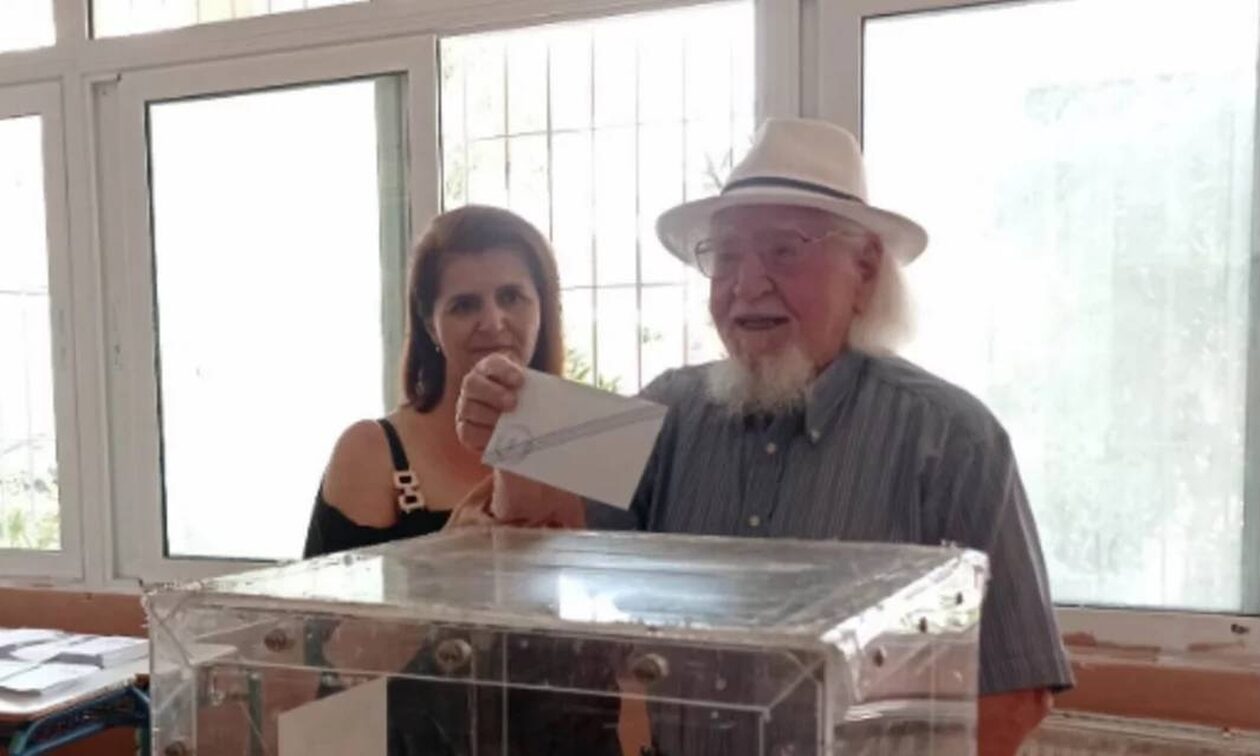 Εκλογές 2023: «Βγάλτε με φωτογραφία, ίσως είναι η τελευταία φορά που ψηφίζω» είπε 99χρονος ψηφοφόρος