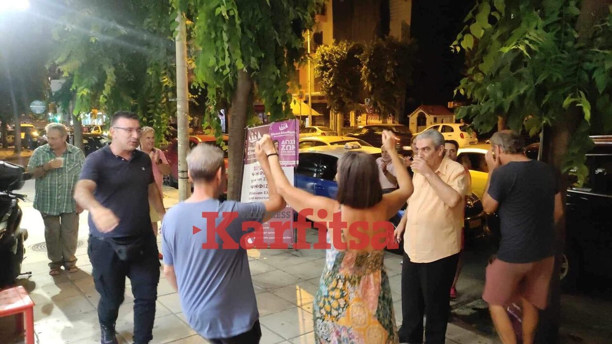 Θεσσαλονίκη: Πυρσοί, μουσικές και χοροί στο εκλογικό περίπτερο της Ζωής Κωνσταντοπούλου