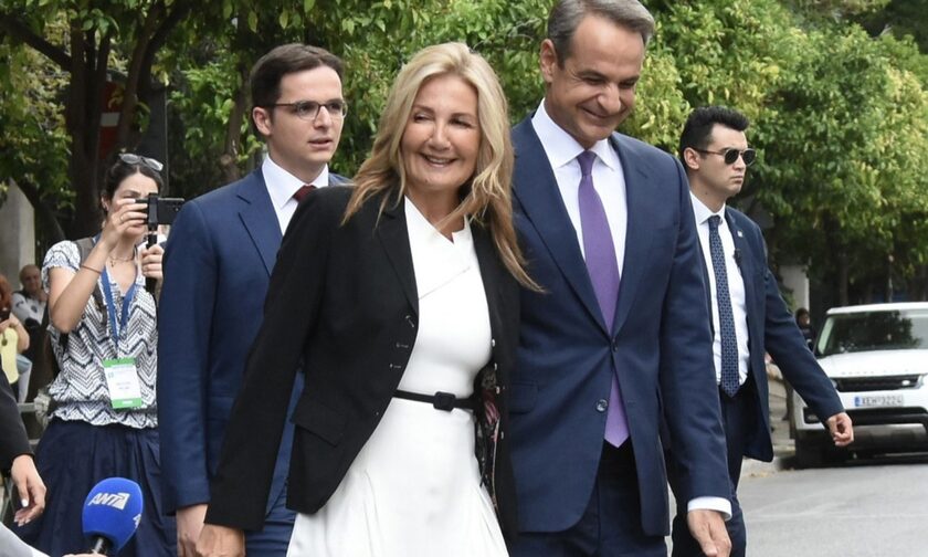 Μαρέβα Μητσοτάκη: Η ολόσωμη φόρμα στην ορκομωσία του πρωθυπουργού