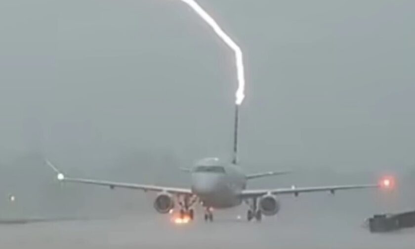 Βίντεο - σοκ! Κεραυνός χτυπάει αεροπλάνο λίγο μετά την προσγείωση