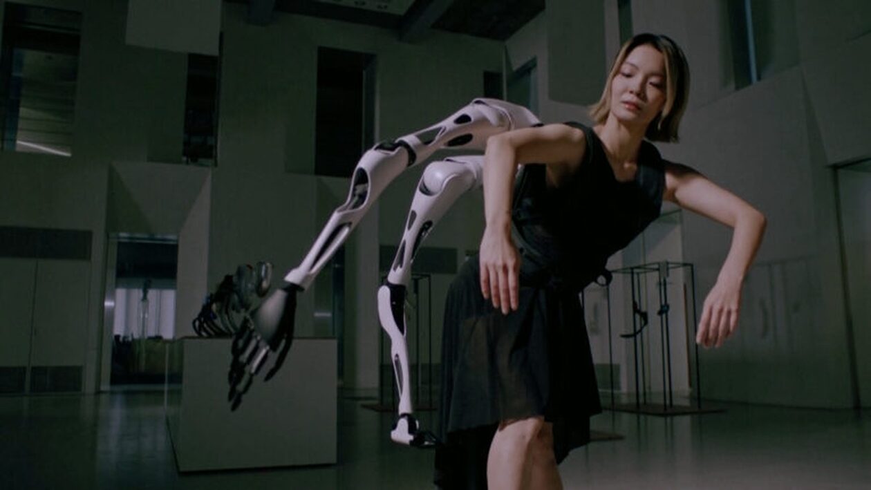 Σαν ταινία για το μέλλον: Δημιούργησαν εξωσκελετό για άνθρωπο με ρομποτικούς βραχίονες!