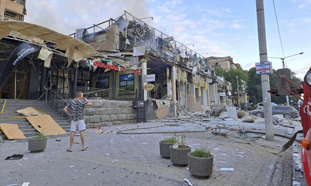 Πόλεμος στην Ουκρανία: 3 νεκροί και 42 τραυματίες από ρωσική πυραυλική επίθεση στο Κραματόρσκ