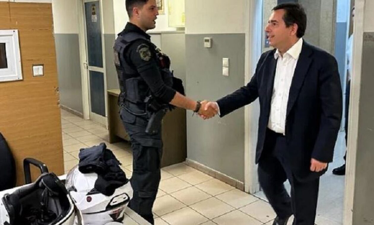 Νότης Μηταράκης: Επισκέφθηκε το αστυνομικό τμήμα Ομόνοιας