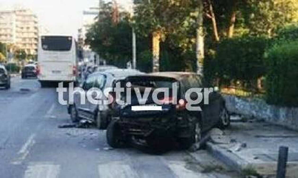 Θεσσαλονίκη: Τουριστικό λεωφορείο έπεσε πάνω σε αυτοκίνητα