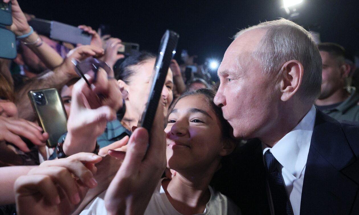 Ρωσία: H εμφάνιση-έκπληξη του Πούτιν, οι σέλφι και τα φιλιά - Το σχέδιο εκκαθάρισης της Wagner