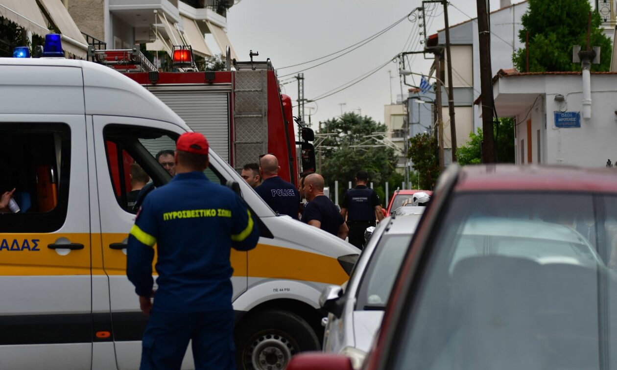 Τραγωδία στη Λάρισα: Άνδρας άρπαξε φωτιά, έπεσε στο κενό και καρφώθηκε σε κάγκελα