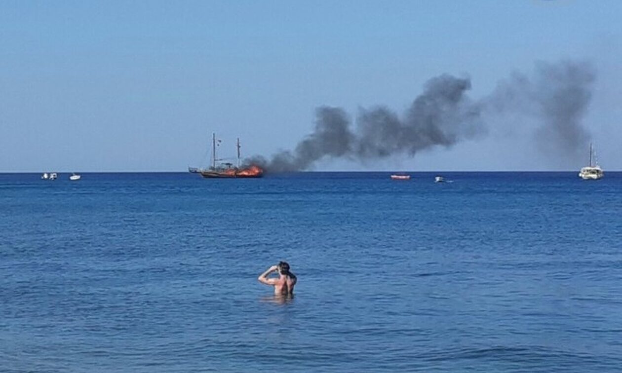 Ρόδος: Φωτιά σε τουριστικό πλοιάριο - Πήδηξαν στη θάλασσα οι επιβάτες για να σωθούν 
