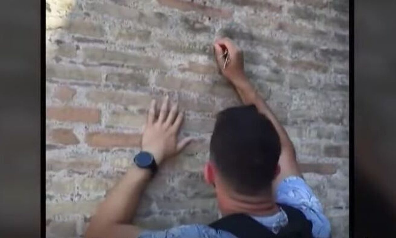 Ιταλία: Ταυτοποιήθηκε ο τουρίστας που χάραξε με κλειδιά ονόματα στο Κολοσσαίο
