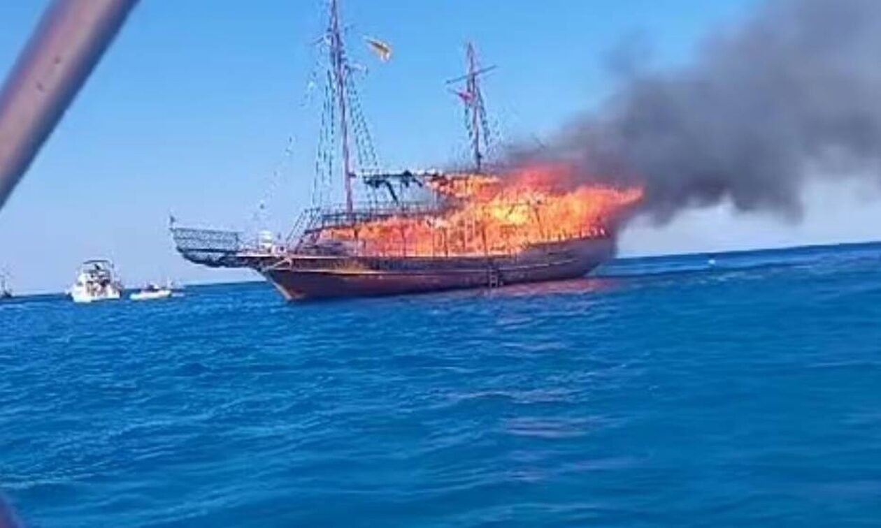 Τρόμος στη Ρόδο: Φωτιά σε τουριστικό πλοίο - Οι πρώτες φωτογραφίες από τη διάσωση των επιβατών