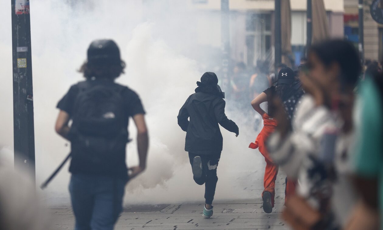 Γαλλία: Κατεβάζει τεθωρακισμένα στους δρόμους η κυβέρνηση - Χάος με τις ταραχές