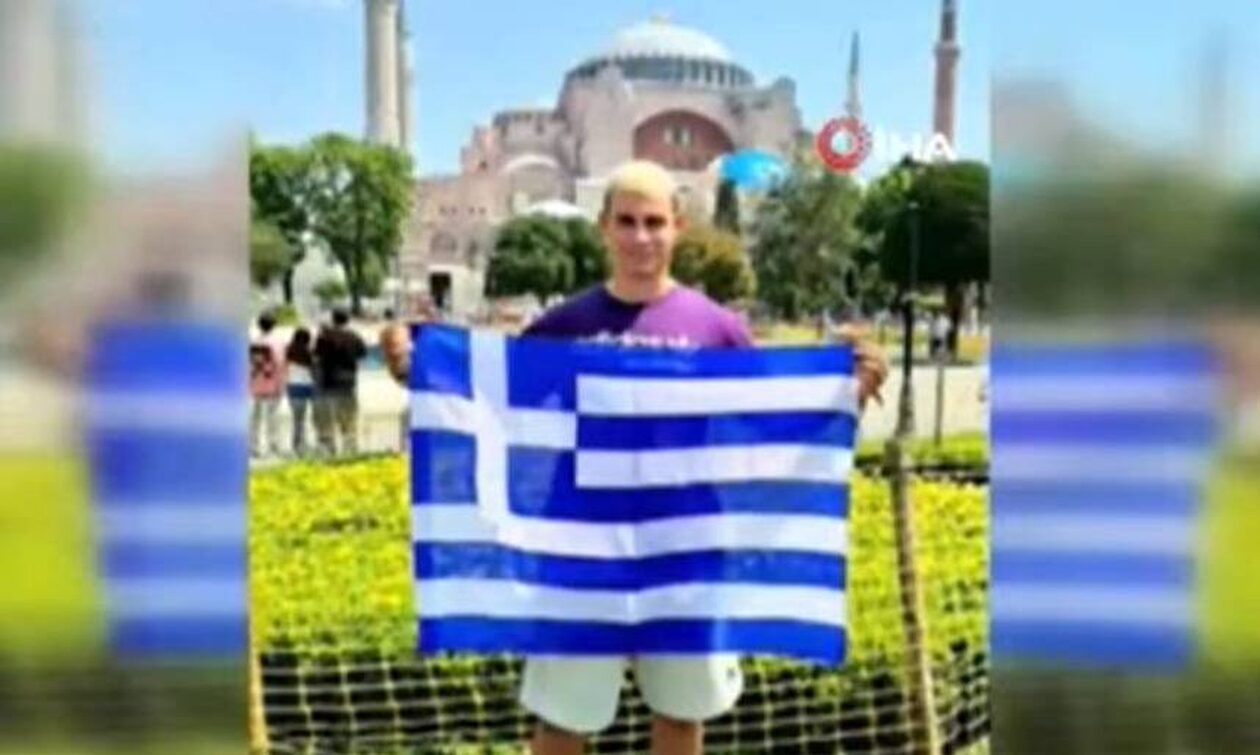 Έλληνας ύψωσε την ελληνική σημαία μπροστά στην Αγιά Σοφιά – Οι αντιδράσεις των Τούρκων