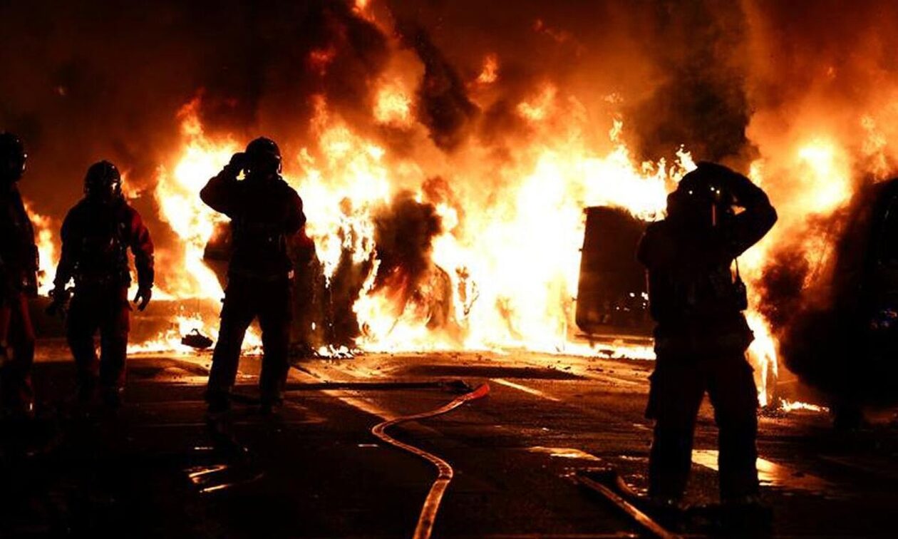 Γαλλία: Μαίνονται οι ταραχές - Λεηλασίες καταστημάτων, πυρπολισμοί και εκατοντάδες προσαγωγές
