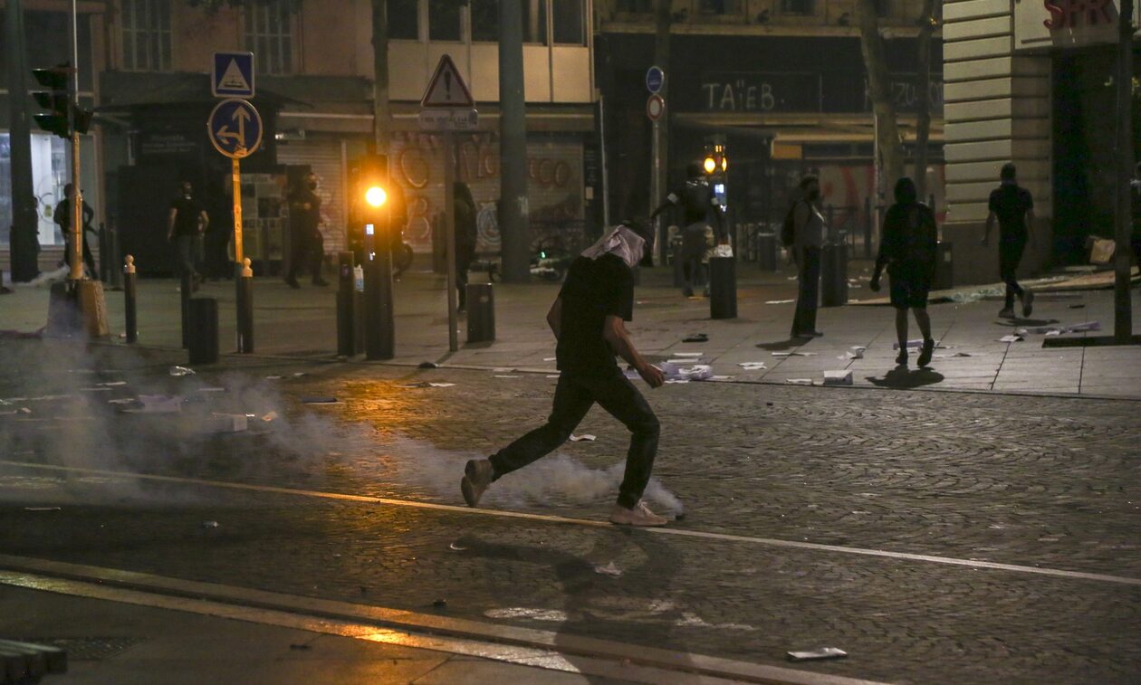 Γαλλία: Κλείνονται στα σπίτια τους – Τεθωρακισμένα στη Μασσαλία, ειδικές δυνάμεις στη Λιόν