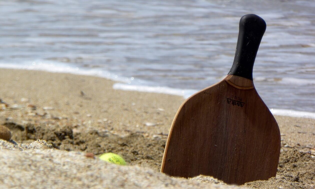 Έπεσαν τα πρώτα πρόστιμα των 1.000 ευρώ για τη χρήση ρακέτας σε παραλίες της Αττικής