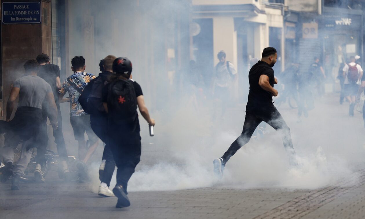 Γαλλία: «Χτυπούν ότι βρουν μπροστά τους» - Συγκλονιστικές μαρτυρίες Ελλήνων που ζουν στη χώρα