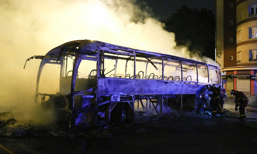 Γαλλία: Λεωφορείο με Κινέζους τουρίστες δέχτηκε επίθεση με πέτρες