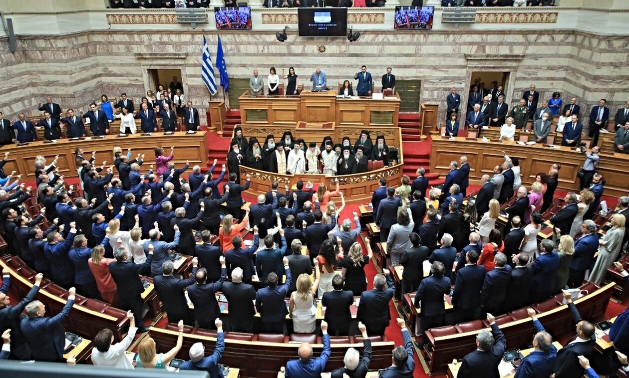 Oρκωμοσία της νέας Βουλής: Πώς μοιράστηκαν τα έδρανα στα κόμματα