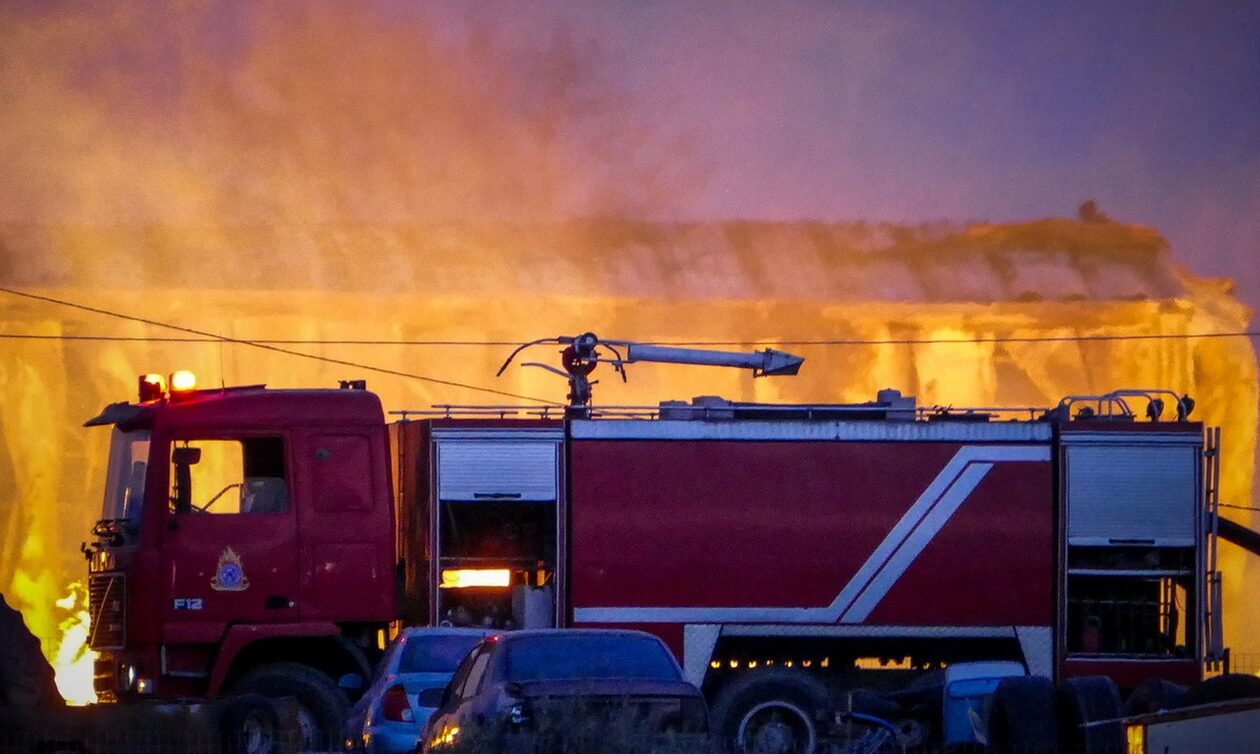 Βοιωτία: Μεγάλη φωτιά σε εργοστάσιο στα Οινόφυτα