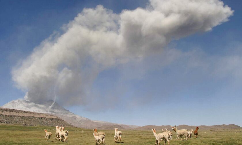 Συναγερμός για το το ηφαίστειο Ουμπίνας του Περού