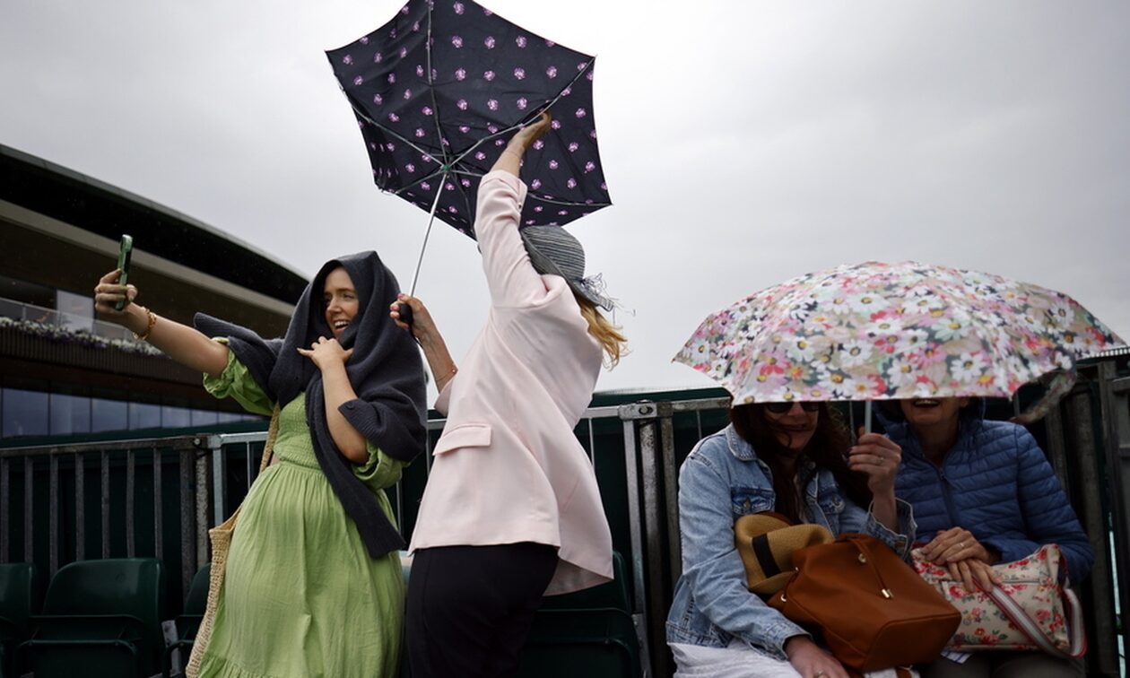 Στέφανος Τσιτσιπάς: Η βροχή έχει βάλει… δύσκολα στο Wimbledon – Διακόπηκε ο αγώνας με τον Τιμ