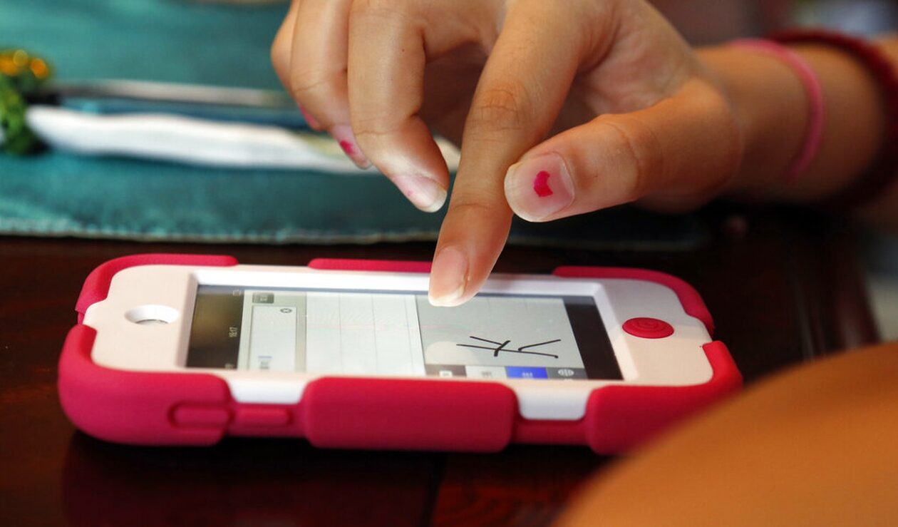 Απαγορεύονται κινητά και τάμπλετ στις σχολικές αίθουσες της Ολανδίας