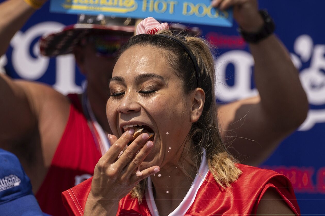 Η γυναίκα που καταβρόχθισε 39,5 hot dog σε μόλις 10 λεπτά - Πρωταθλήτρια για ένατη συνεχή φορά (vid)