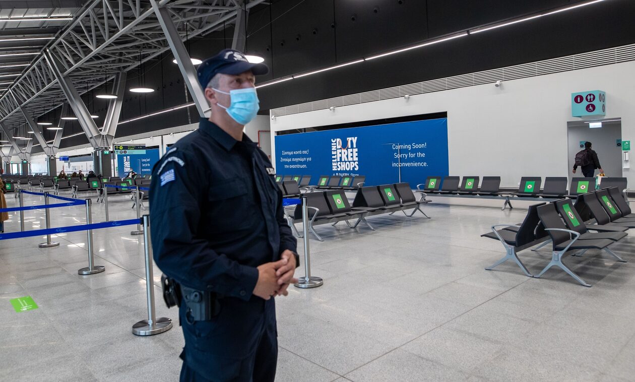 Θεσσαλονίκη: Συνελήφθη στο αεροδρόμιο «Μακεδονία» 61χρονη διωκόμενη για κατοχή χειροβομβίδας