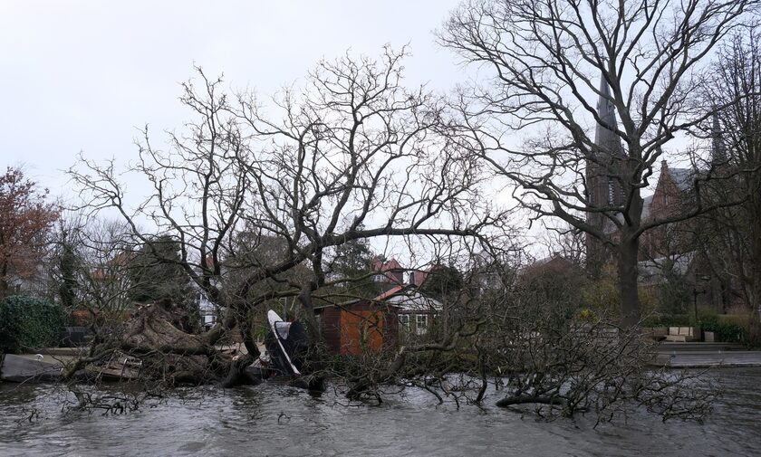 Ολλανδία: Σπάνια θερινή καταιγίδα πλήττει τη χώρα - Μία γυναίκα έχασε τη ζωή της