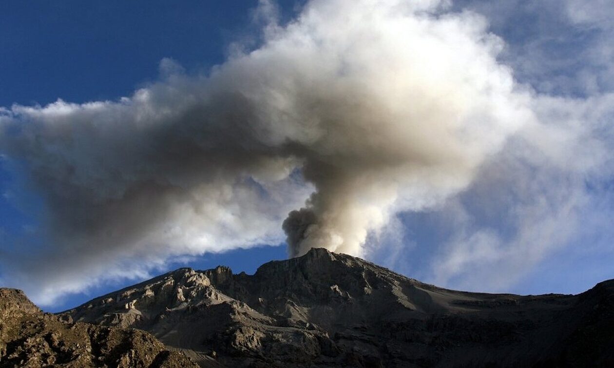 «Βρυχάται» το ηφαίστειο Ουμπίνας – Σε κατάσταση έκτακτης ανάγκης το νότιο Περού