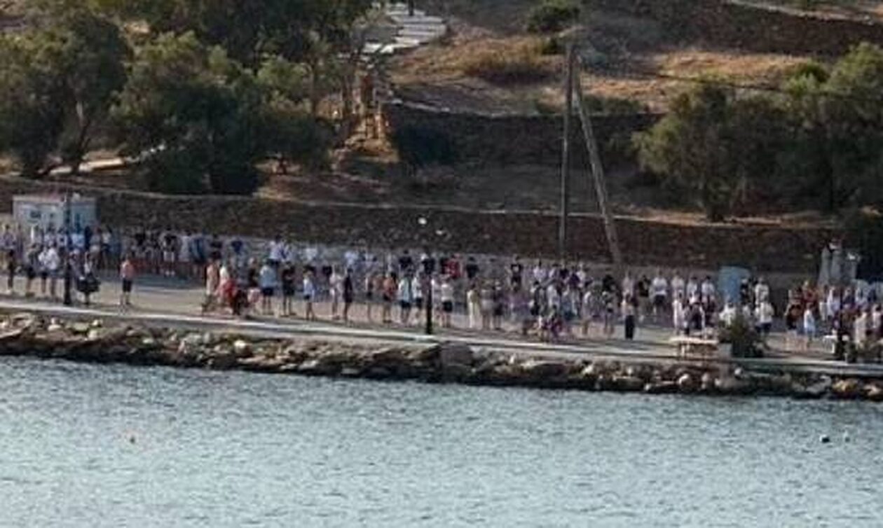 Ίος: Δεκάδες νέοι παρατάχθηκαν στο λιμάνι για να αποχαιρετήσουν τους 18χρονους