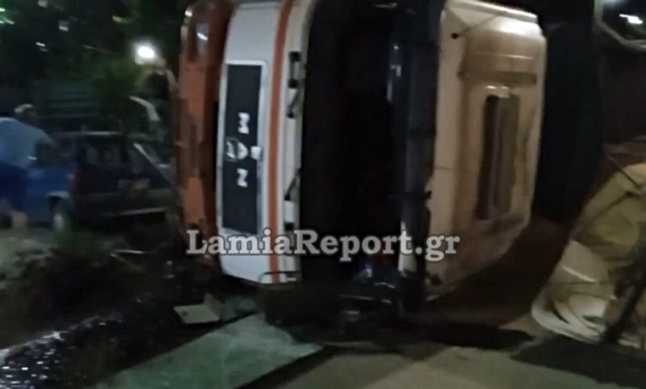 Αναστάτωση στη Λαμία: Φορτηγό τούμπαρε στην πλατεία του χωριού – Βίντεο