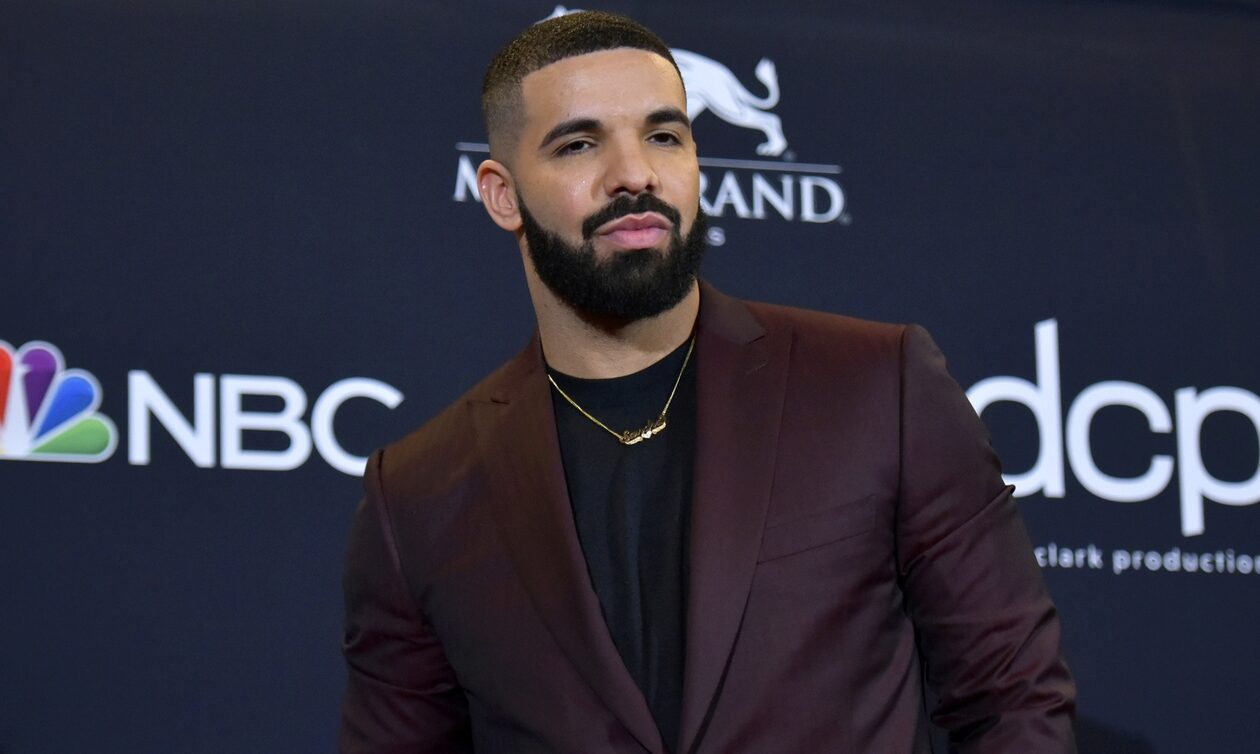 Ο Drake το νέο θύμα της «μόδας» ρίψης αντικειμένων στη σκηνή - Του πέταξαν κινητό (pic-vid)