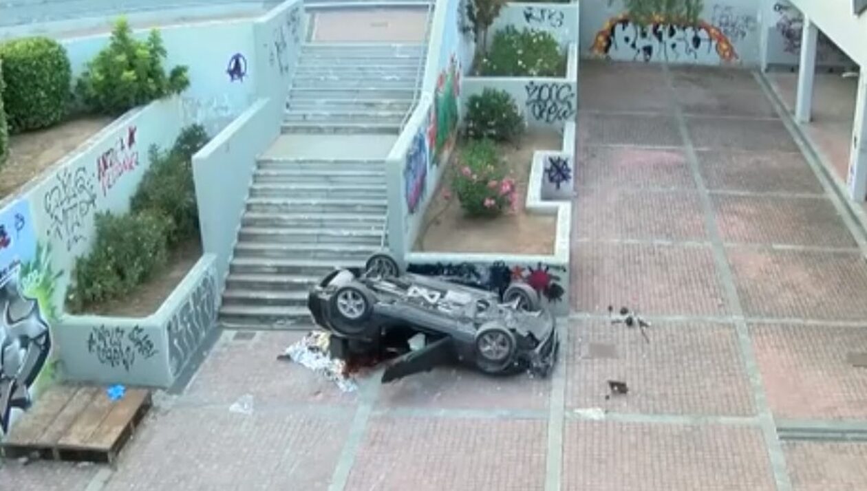 Απίστευτο τροχαίο δυστύχημα στο Νέο Ηράκλειο: Αυτοκίνητο αναποδογύρισε στον σταθμό, νεκρός ο οδηγός