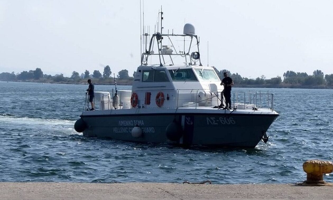 Κενό επιβατών αναχώρησε για Πειραιά το «Νήσος Σάμος»: Είχε προσκρούσει σε φανάρι στο λιμάνι της Χίου