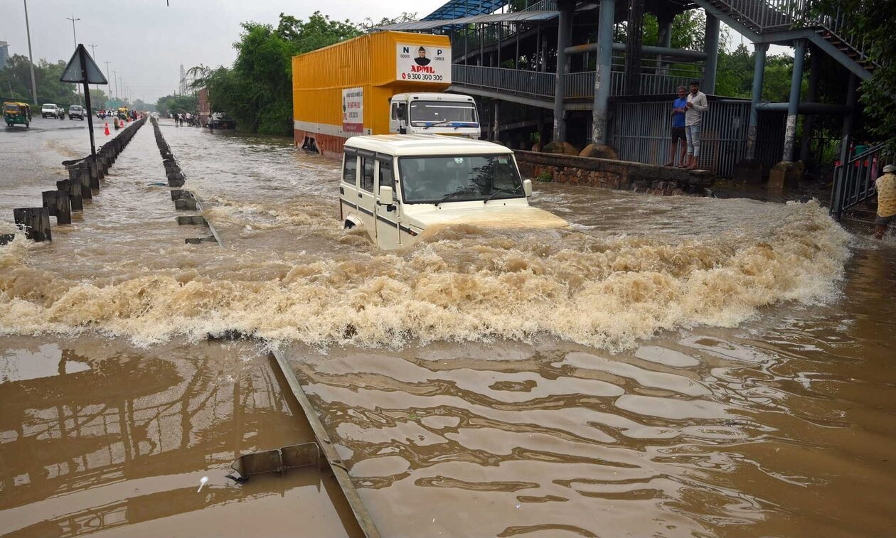 Ινδία: Τουλάχιστον 15 νεκροί από πλημμύρες και κατολισθήσεις