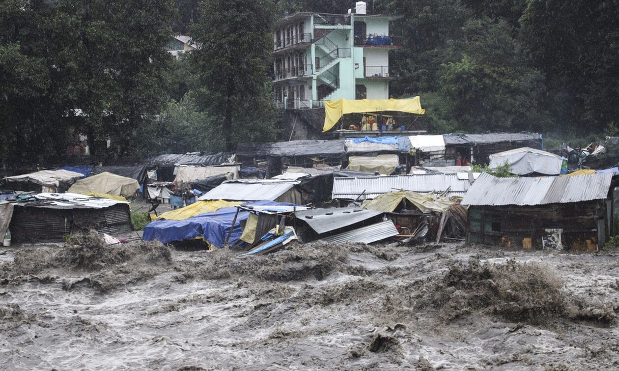 Ινδία: Τουλάχιστον 29 νεκροί από τις πλημμύρες και τις κατολισθήσεις λόγω του μουσώνα