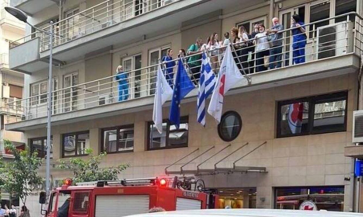 Θεσσαλονίκη: Φωτιά σε κλινική στο κέντρο της πόλης - Εκκενώνεται το κτήριο