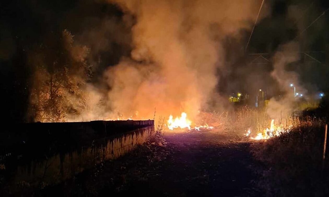 Φωτιά στη Λεωφόρο Κωνσταντινουπόλεως στις Αχαρνές δίπλα από τις σιδηροδρομικές γραμμές