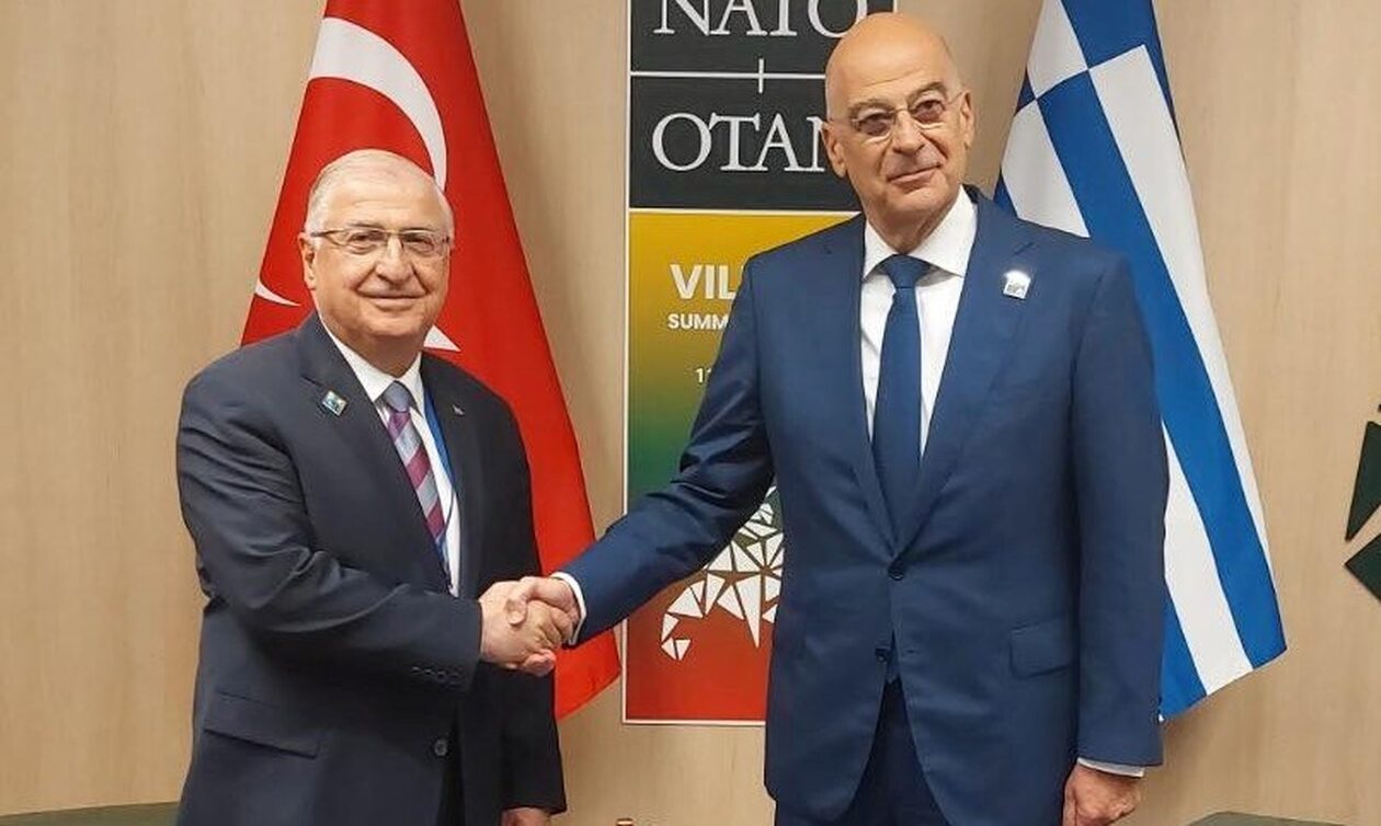O Νίκος Δένδιας συναντήθηκε με τον υπουργό Άμυνας της Τουρκίας