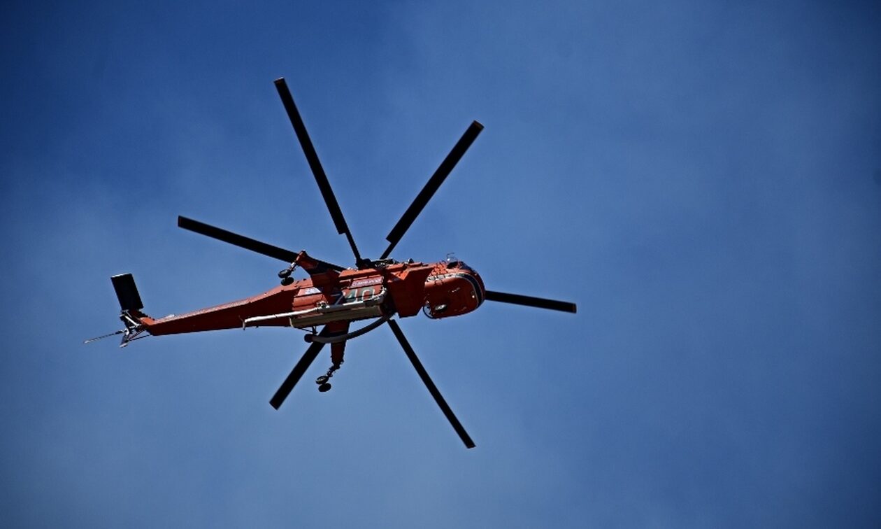 Λασίθι: Εντυπωσιακές εικόνες με ελικόπτερο στη «μάχη» κατάσβεσης της φωτιάς στη Σητεία – Βίντεο