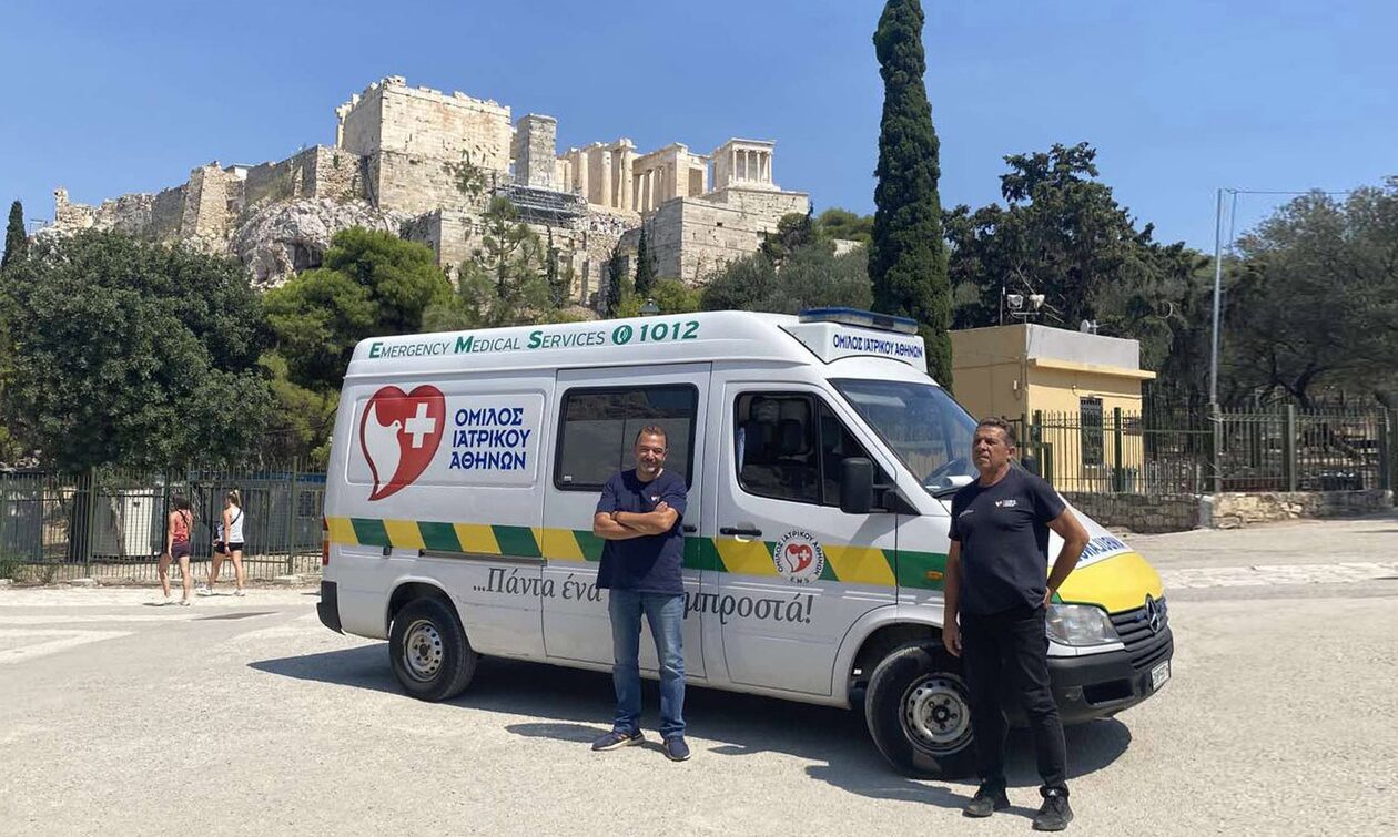 Καύσωνας Κλέων: Ασθενοφόρο του Ομίλου Ιατρικού Αθηνών στην Ακρόπολη