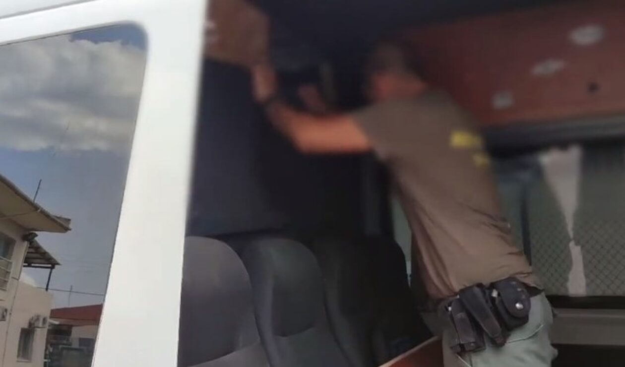 Βίντεο-ντοκουμέντο: Πώς εντόπισαν οι αστυνομικοί ειδική κρύπτη σε φορτηγό που μετέφερε μετανάστες