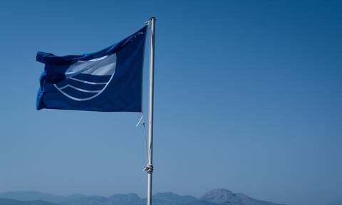 Γαλάζια Σημαία: Οι 13 βραβευμένες παραλίες που αποσύρονται από το πρόγραμμα
