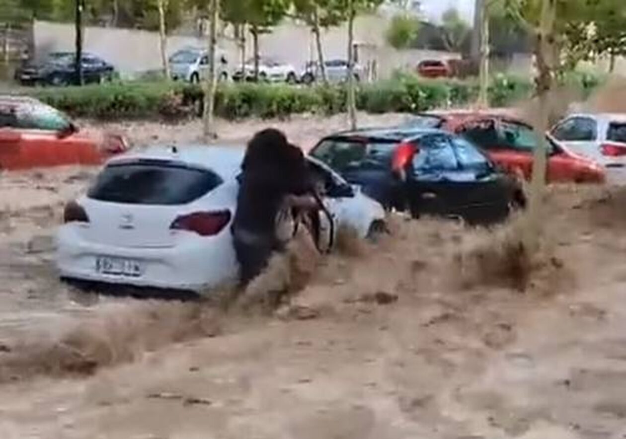 Ισπανία: Viral βίντεο με ανθρώπους στις οροφές των αυτοκινήτων για να γλιτώσουν από τις πλημμύρες
