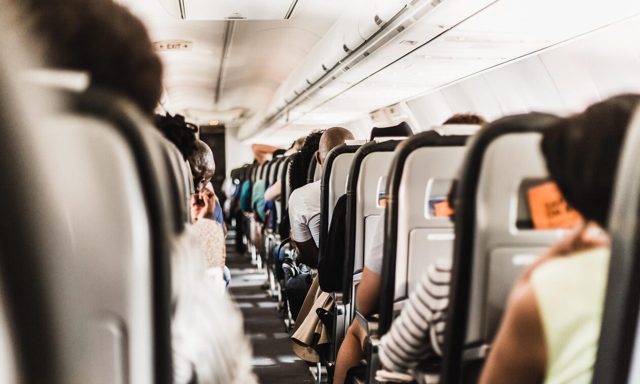 Χαμός σε πτήση για Ηράκλειο: Επιβάτες τα «έτσουξαν» στο αεροπλάνο και τσακώθηκαν στον αέρα