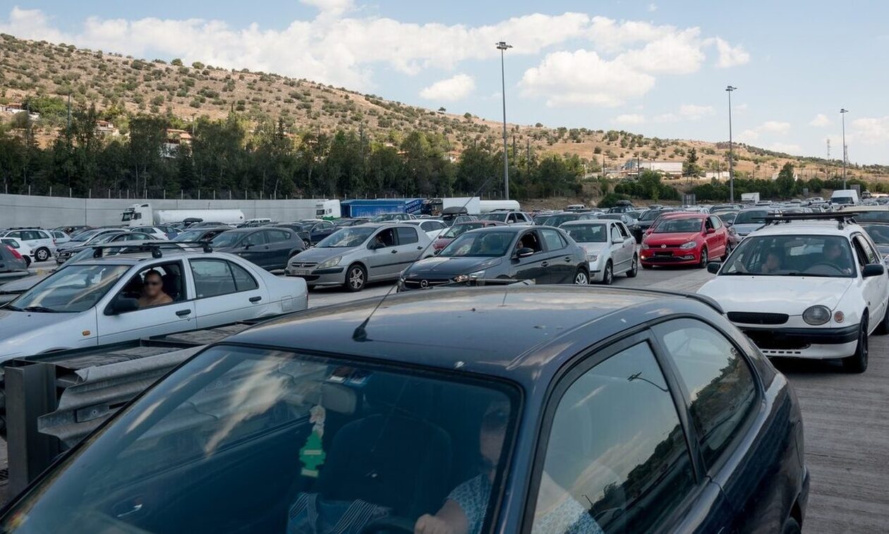 Μποτιλιάρισμα στη λεωφόρο Αθηνών λόγω τροχαίου