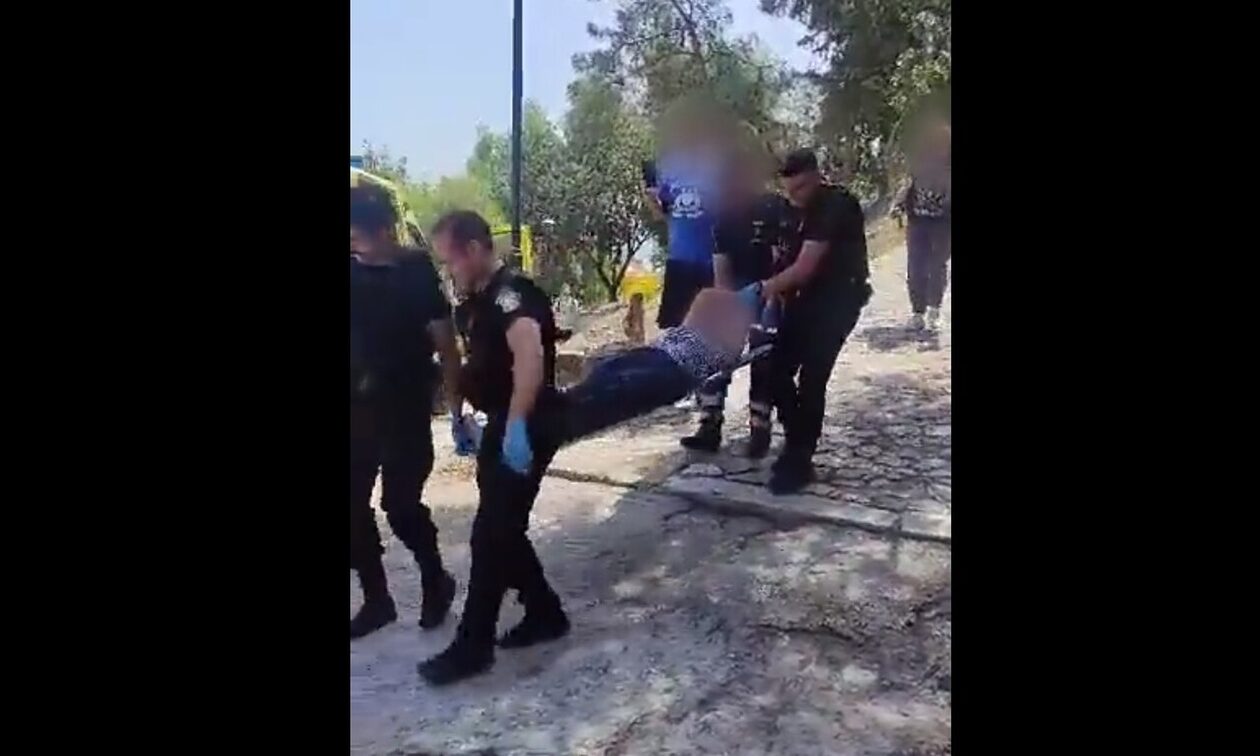 Καύσωνας Κλέων: Τουρίστρια κατέρρευσε στην Ακρόπολη - Βίντεο από τη συνεισφορά ΕΚΑΒ και ΔΙΑΣ