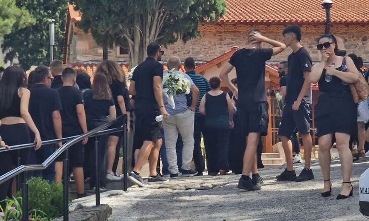Χαλκιδική: Σε κλίμα οδύνης η κηδεία της 16χρονης που πέθανε από αλλεργικό σοκ