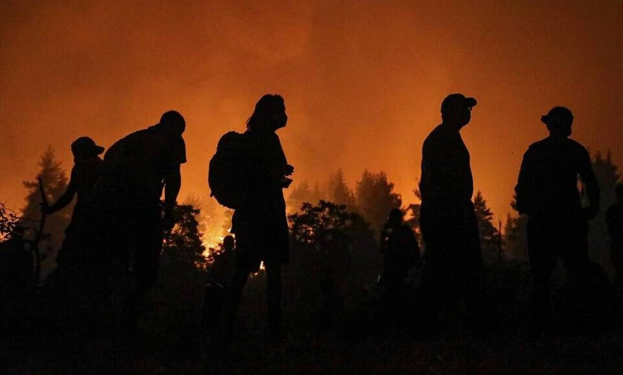Νάξος: Ενισχύθηκαν οι πυροσβεστικές δυνάμεις για την κατάσβεση της πυρκαγιάς στην Κεραμωτή (vid)